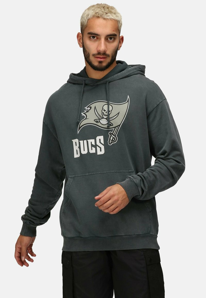 Felpa con cappuccio grigio scuro con logo dei Buccaneers e testo. Realizzata in tessuto morbido, con tasca frontale e polsini a costine.