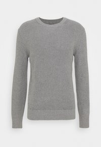 Maglione a coste grigio chiaro con scollo rotondo, maniche lunghe e tessuto testurizzato. Presenta un colore uniforme senza motivi o accenti.