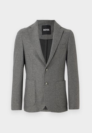 Sacou gri croit, dintr-un material texturat, cu rever în formă de notch, două buzunare frontale și închidere cu două butoane. În interior are o căptușeală neagră.