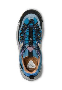 Scarpa da trekking in suede blu e tessuto con suola grigio maculata, meccanismo di lacci neri, dettagli viola e soletta in sughero.