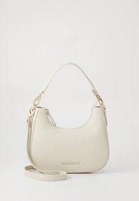 Mala de mão Valentino em couro creme com forma curva, superfície texturizada, detalhes em dourado e alça de ombro removível.