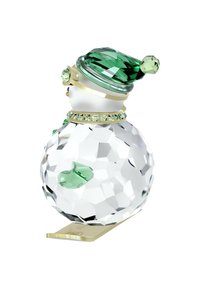 Kryształowa figura bałwana z przezroczystym, fasetowanym korpusem, zielonym kapeluszem i złotymi akcentami. Charakterystyczne zielone detale to kołnierz i nos.