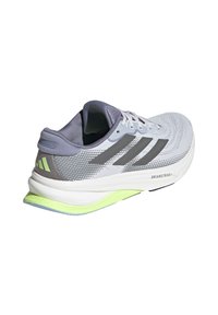 Scarpa da corsa leggera con tomaia in mesh grigio, intersuola bianca e suola esterna testurizzata verde lime. Presenta tre strisce nere e collare imbottito.