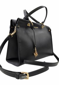 Borsa a mano in pelle nera con minuteria dorata, doppi manici e tracolla removibile. Presenta un charm con il logo "M" e una superficie texturizzata.