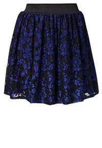 Gonna in pizzo nero e blu con design svasato, caratterizzata da una fascia larga in vita e motivi floreali su tutto il tessuto.