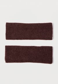 Tummanpunaiset villapäähineet, pehmeä rakenne, suorakulmainen muoto, hieman pörröinen pinta, kaksi palaa pinottuna vaakasuoraan valkoisella taustalla.