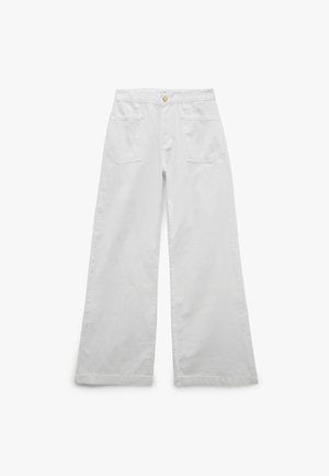 Pantalones vaqueros anchos blancos hechos de algodón. Presenta una cintura alta, dos bolsillos frontales y dos traseros. Cierre clásico con botón en la parte delantera.
