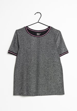 T-shirt a maniche corte grigio con glitter, con rifiniture a righe nere e rosa sul collo e sulle maniche, caratterizzato da un colletto rotondo e una texture liscia.