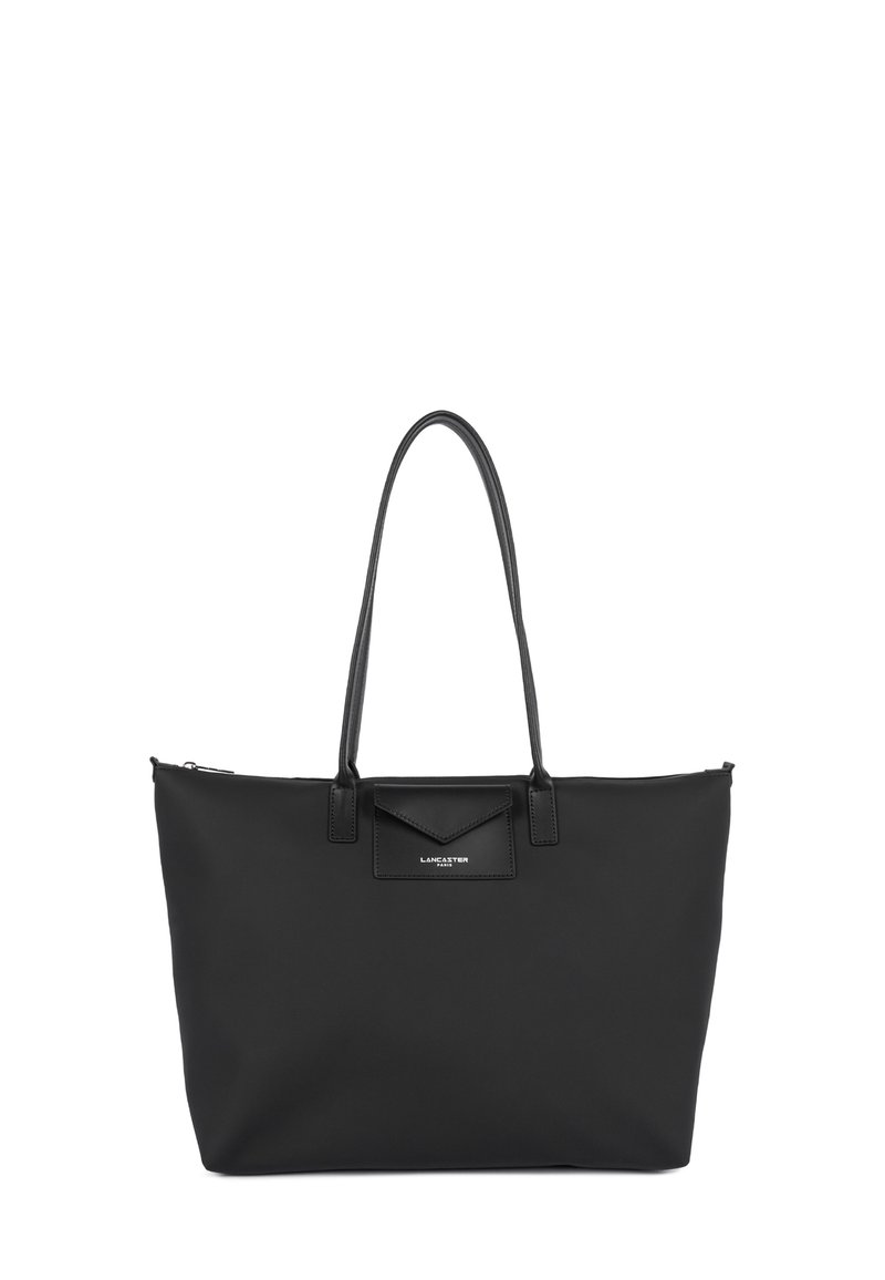 Zwarte tote bag van nylon met een textuurfinish, uitgerust met twee lange handvatten en een voorflapzak met een logo. Met een rits bovenop.
