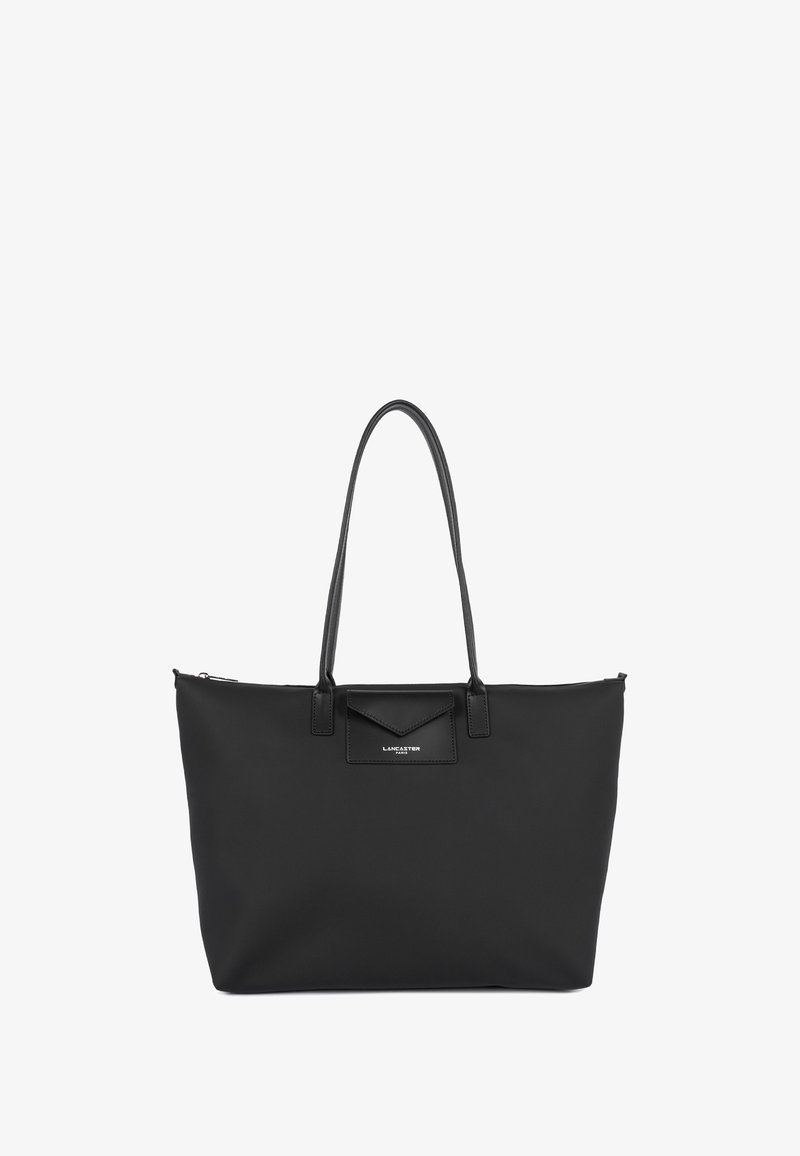 Borsa a tracolla nera in nylon con una finitura testurizzata, dotata di due manici lunghi e una tasca frontale con pattina e logo. Chiusura superiore con cerniera.