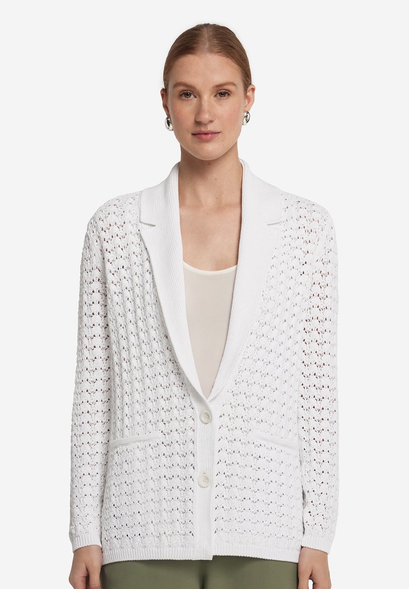 Weißer offener Strickcardigan mit Schalkragen, zwei Fronttaschen und Knopfschluss. Verfügt über gerippte Bündchen und Saum für zusätzlichen Struktur.
