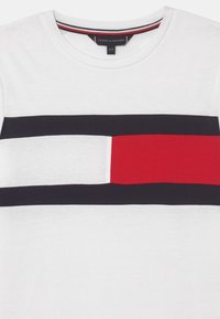 Tommy Hilfiger TEE - Camiseta estampada - white