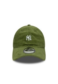 Olivgrüne Corduroy-Mütze mit weißem gesticktem Logo, verstellbarem Riemen, gebogenem Schirm und strukturierten Rillen auf der Oberfläche.