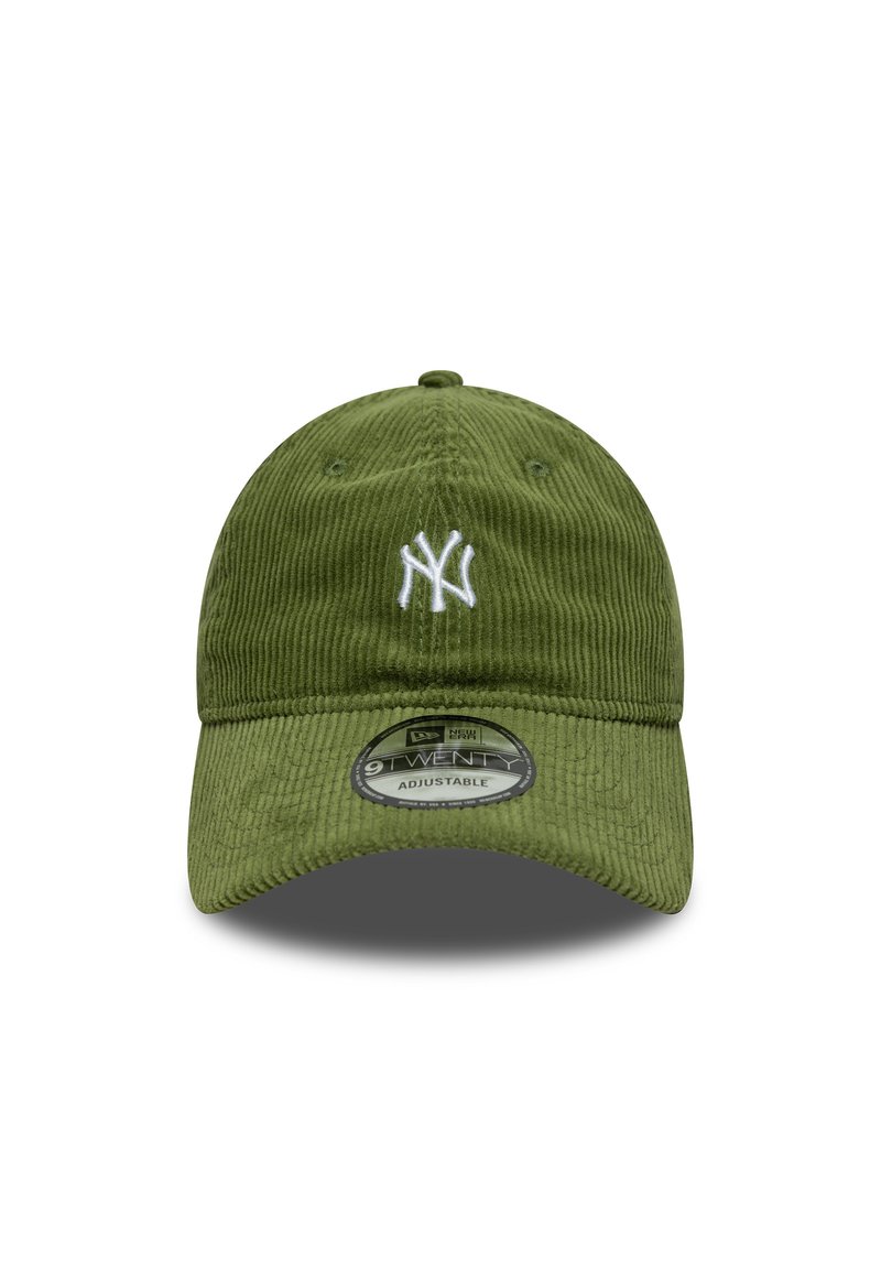 Olivgrüne Corduroy-Mütze mit weißem gesticktem Logo, verstellbarem Riemen, gebogenem Schirm und strukturierten Rillen auf der Oberfläche.