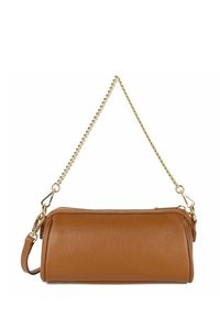 Sac à main en cuir tan, de forme cylindrique, avec une surface texturée, une bandoulière en chaîne dorée et une fermeture éclair. Doté d'une courte poignée en cuir.