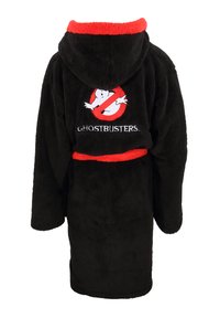 Svart huvorbadrock gjord av plyschtyg med en röd krage och bälte. Har en vit och röd Ghostbusters-logotyp på ryggen.
