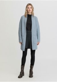hessnatur Strickjacke - himmelblau
