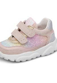Scarpa sportiva rosa chiaro con accenti in suede e glitter. Presenta strap in Velcro, una suola bianca texturizzata e dettagli iridescenti sul tallone.