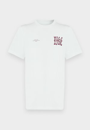 T-shirt branca de algodão com estampa gráfica vermelha "NIKE" e texto no lado esquerdo do peito. Mangas curtas e design com gola redonda, textura suave.