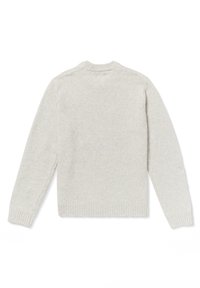 Lys grå strikket genser med rund hals, lange ermer og ribbestrikket kant. Myk tekstur med subtile variasjoner i farge.