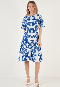 LELA REGULAR FIT - Freizeitkleid - ecru blue