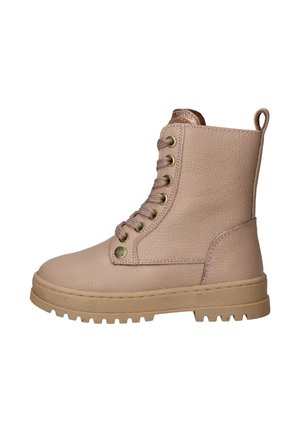 Botte de cheville en cuir rose clair avec une surface texturée, bout rond, accents en bronze, œillets en or et semelle robuste beige.