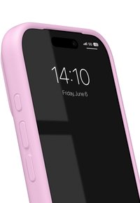Smarttelefon med et rosa deksel som viser klokkeslett 14:10, dato fredag 6. juni, og 5G-signal på låseskjermen.