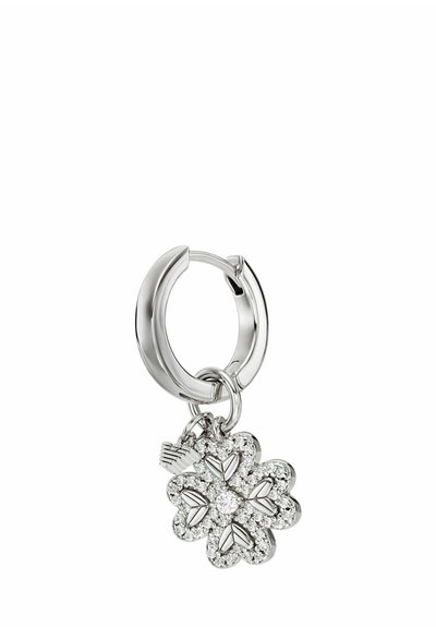 Pendiente de aro de plata con un charm decorativo en forma de flor. El charm presenta una superficie brillante y acentos en forma de corazón, mostrando un detallado intrincado.