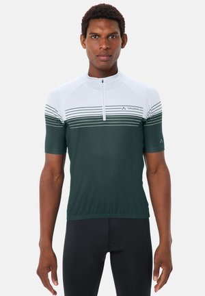 Uomo che indossa una maglia da ciclismo a maniche corte con sezione superiore bianca e sezione inferiore verde scuro con strisce orizzontali e mezza cerniera.