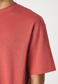 Selected Homme SLH LOOSE OSCAR O NECK TEE - Basic póló - mineral red