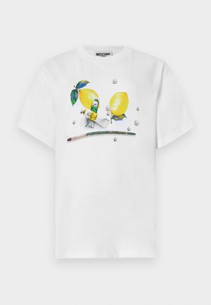 T-shirt blanc avec un graphique représentant deux citrons, des tubes de peinture, un pinceau et des gouttelettes de peinture dispersées sur le devant.