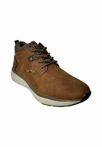 Zapato de piel sintética marrón con un acabado texturizado, punta redonda, diseño de cordones, cuello acolchado y suela de goma contrastante.