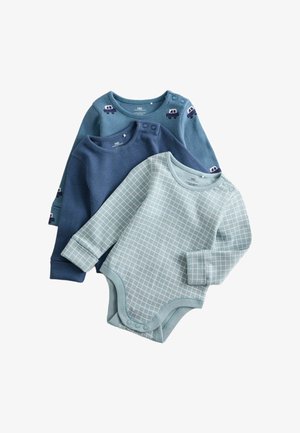 Tre langærmede bodystockinger i nuancer af blå. Den ene har et lastbil-design, mens den anden har et lyseblåt rutenetmønster med blødt stof.