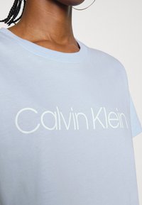 Calvin Klein CORE LOGO - T-shirt estampada - sweet blue