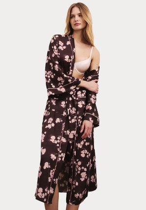 Kimono lungo e scuro con motivo floreale, realizzato in tessuto satinato e con accenti rosa. Presenta maniche ampie e una cintura in vita, con uno spacco laterale per facilitare i movimenti.