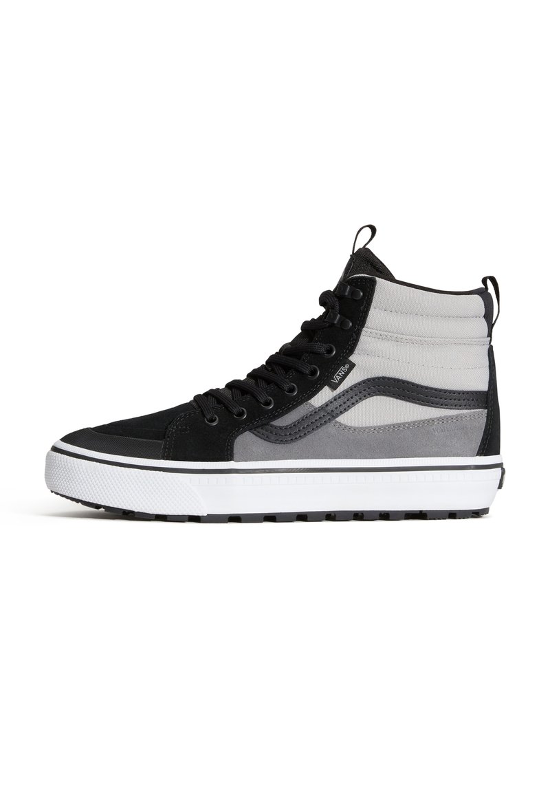Zapatillas altas en negro y gris con parte superior de ante y lona, suela de goma blanca y cordones negros. Presenta franjas laterales en contraste.