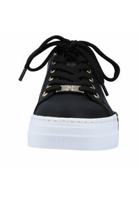 Schwarze Leder-Sneaker mit schwarzen Schnürsenkeln, goldenen Ösen und einer weißen Gummisohle. Mit einem Logo-Detail an der Vorderseite.