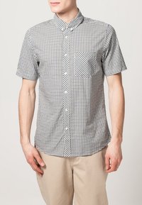 Camicia a maniche corte a quadri in blu navy e bianco con colletto button-down e taschino; il tessuto appare leggero e simile al cotone.