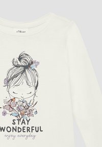 Weißes langärmliges Hemd mit einem Grafikdesign eines Mädchens mit einem Dutt, umgeben von Blumen, und dem Text "STAY WONDERFUL enjoy everyday" in Schwarz und Lila.