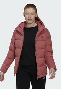 Różowo-różowa kurtka puchowa z kapturem, z zapięciem na zamek błyskawiczny, elastycznymi mankietami i logo Adidas. Gładka tekstura z pikowanym wzorem.