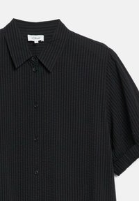 Chemise noire à manches courtes avec des rayures verticales texturées et un col, avec cinq boutons noirs sur le devant.