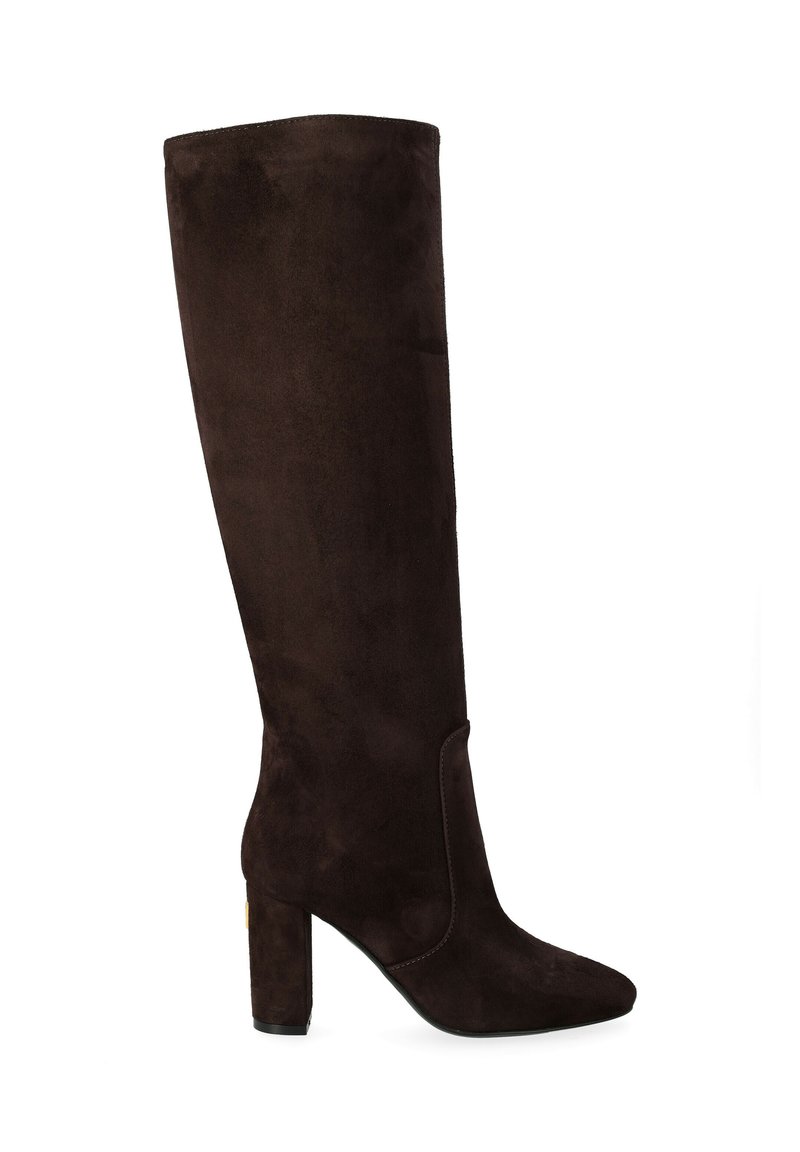 Stivale al ginocchio in suede marrone con punta affusolata e tacco robusto. Il design elegante non presenta hardware o decorazioni visibili.