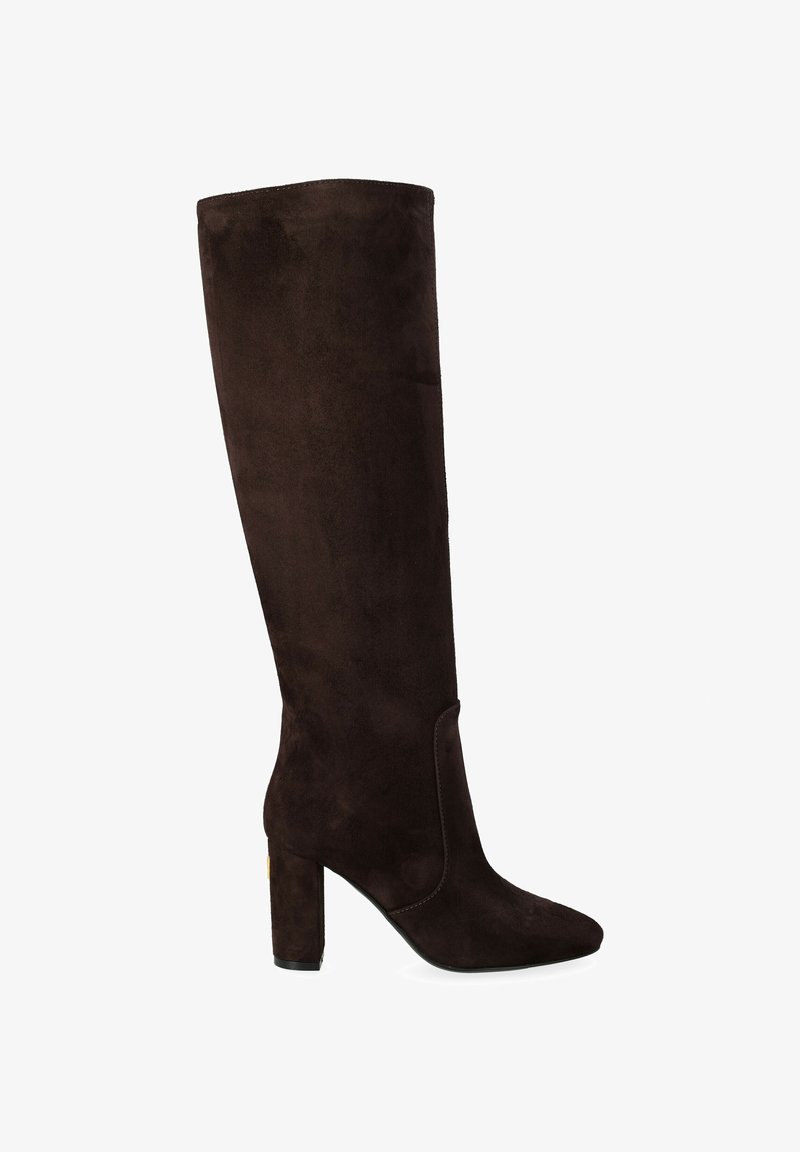 Botte en daim marron montante avec un bout pointu et un talon épais. Son design épuré ne présente aucun matériel visible ni embellissements.