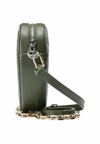 Borsa a tracolla rettangolare in pelle verde oliva con zip dorata, tracolla in pelle rimovibile e dettaglio in catena dorata accanto alla borsa.
