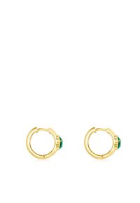 Pendientes de aro de oro con un acento de gema verde. El diseño es circular con un acabado pulido y detalles texturizados cerca de la gema.