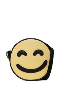 Borsa a spalla rotonda con una superficie gialla testurizzata, caratterizzata da un design di faccina sorridente nera. Accenti in ecopelle nera e tracolla regolabile.