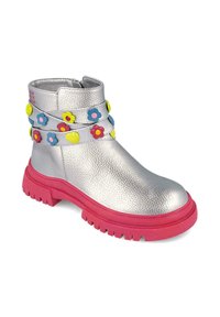 Botas de tobillo de cuero plateado con suela de goma rosa, con acentos de flores de colores y cremallera lateral para facilitar su uso.