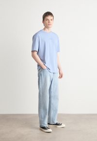 BOSS TEE - Jednoduché tričko - open blue