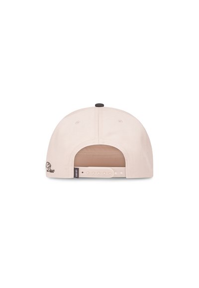 Casquette beige avec une visière incurvée, en tissu, sangle ajustable à l'arrière, bouton noir et détail brodé sur le côté.