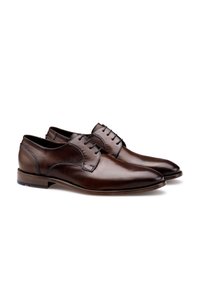 Scarpe da vestire in pelle marrone con un design elegante, punta appuntita, allacciatura con cinque occhielli e dettagli di cucitura discreti. Tacco in legno piatto.